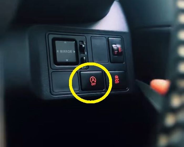 Logo fitur Idling Stop System pada mobil