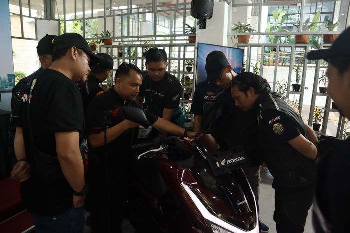 Anggota Honda PCX Club Indonesia (HPCI) Bandung mendapat penjelasan mengenai fitur Honda RoadSync di Honda New PCX160