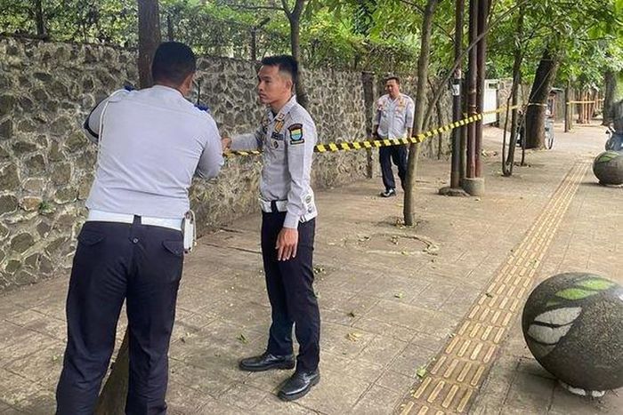 Petugas Dinas Perhubungan kota Bandung memasang garis pembatas yang rawan menjadi lokasi getok tarif parkir di trotoar Jl Tamansari
