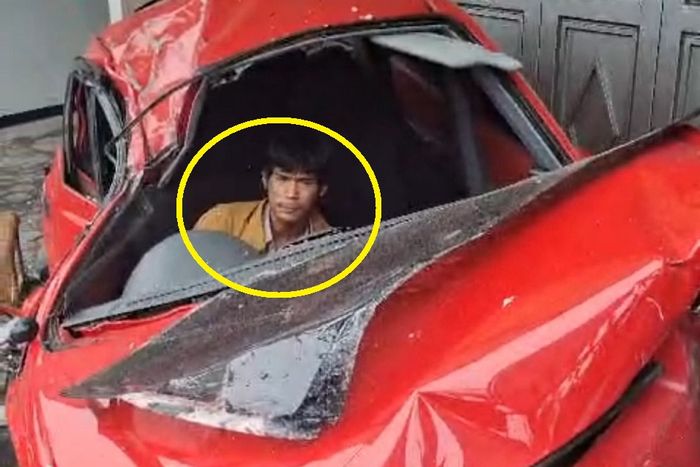 Dalam lingkaran kuning, Putra Akbar M, mahasiswa Universitas Padjajaran masih terjebak di dalam kabin usai kecelakaan nahas di Jatinangor, Sumedang