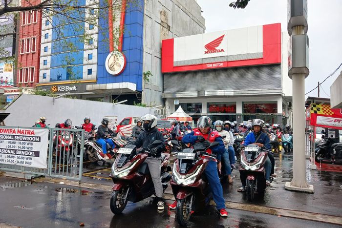 Rolling City mengelilingi wilayah Selatan Jakarta, sampai finish di Lippo Plaza Kramat Jati, Jakarta Timur. 