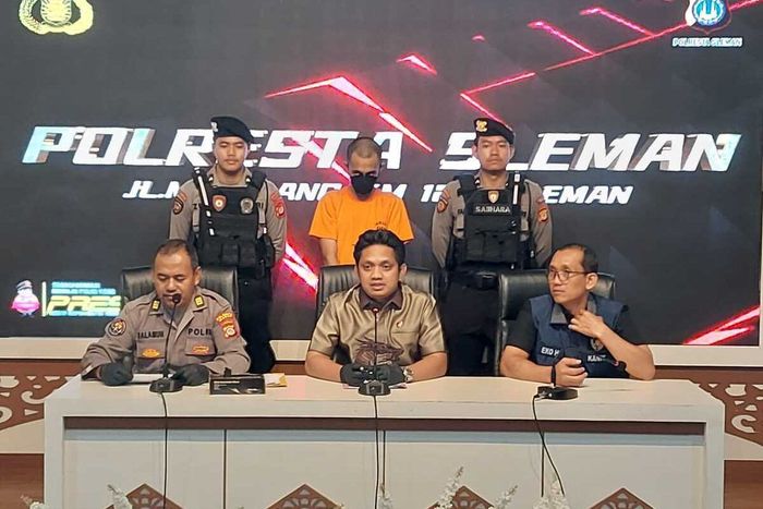 Laurens D. Saerang (tengah) berbaju tahanan oranye saat konferensi pers di Polresta Sleman atas kasus penipuan jual beli mobil antik senilai Rp 2,5 miliar