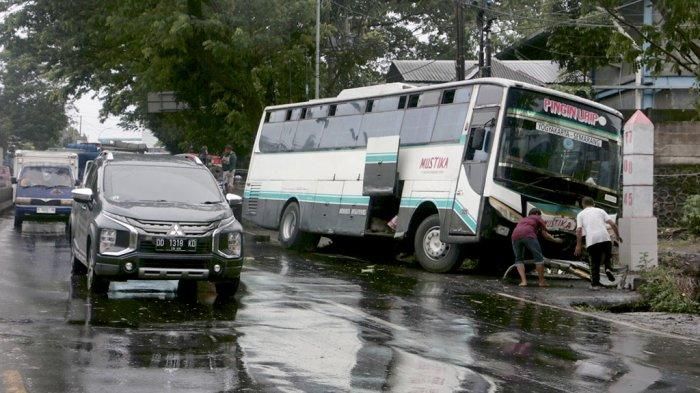 Evakuasi bus PO Mustika yang mengalami kecelakaan tunggal di Pudakpayung, Banyumanik, kota Semarang