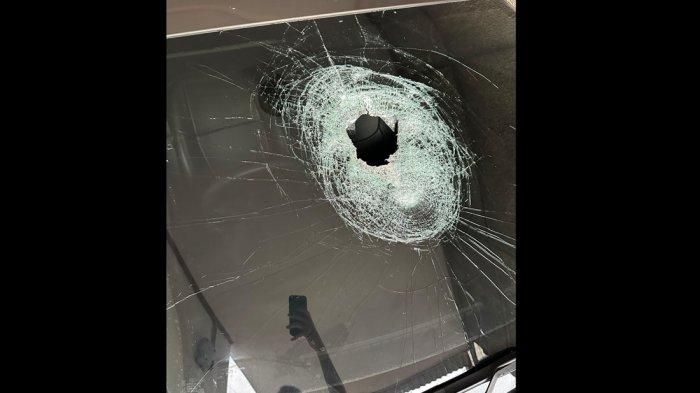 Kondisi kaca depan KIA Picanto yang dilempar batu besar oleh orang tak dikenal di Jalan Raya Pasirjambu Ciwidey, Kecamatan Pasirjambu, Kabupaten Bandung, Jawa Barat