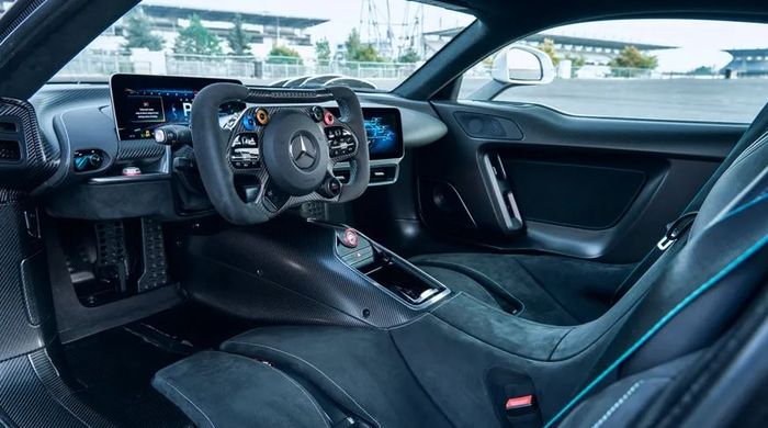interior Mercedes-AMG One terasa seperti mobil balap