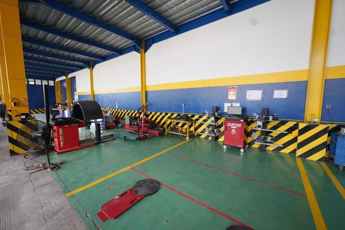 Fasilitas di dalam service Center Michelin untuk truk dan bus di Bogor