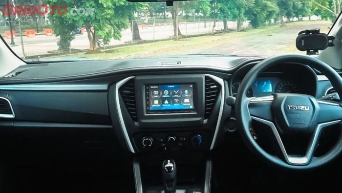 tampilan dasbor Isuzu Mu-X