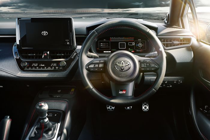 Interior Toyota GR Corolla terbaru.