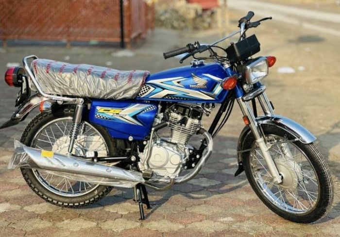 detail tampilan Honda CG125 model 2025, pakai warna biru kece