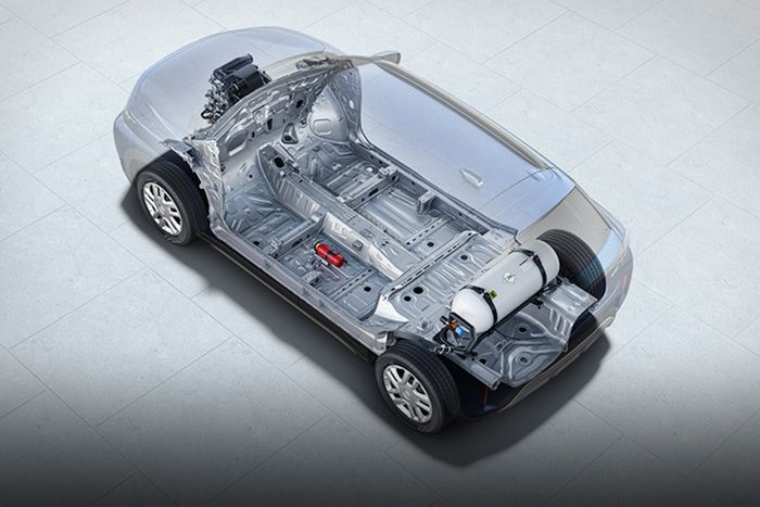 Pada varian S-CNG, Suzuki Fronx dapat ekstra tangki gas dan komponen khusus bahan bakar gas.