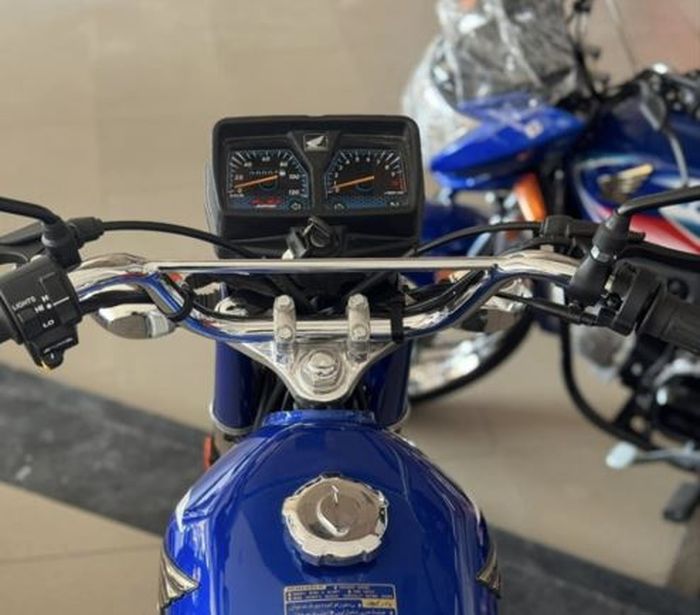 masih pakai panel instrumen analog seperti motor jadul