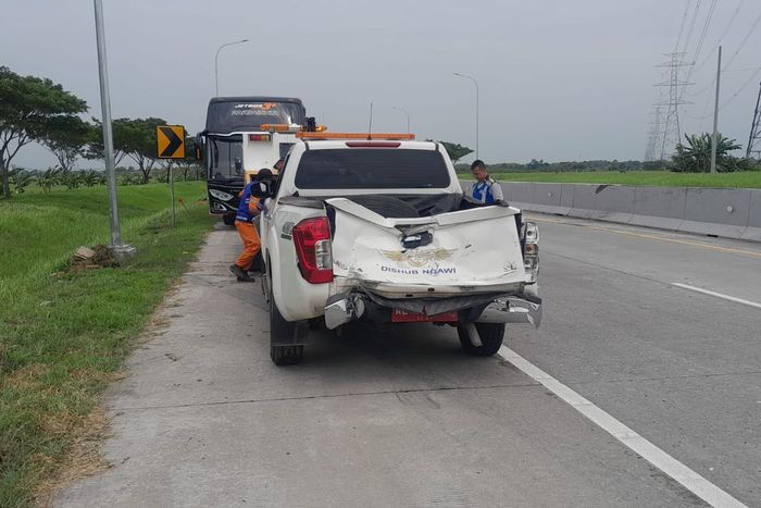 Pintu bak belakang Nissan Navara milik Patwal Dishub Ngawi ringsek usai ditabrak bus rombongan Polines di KM 572 tol Ngawi-Solo