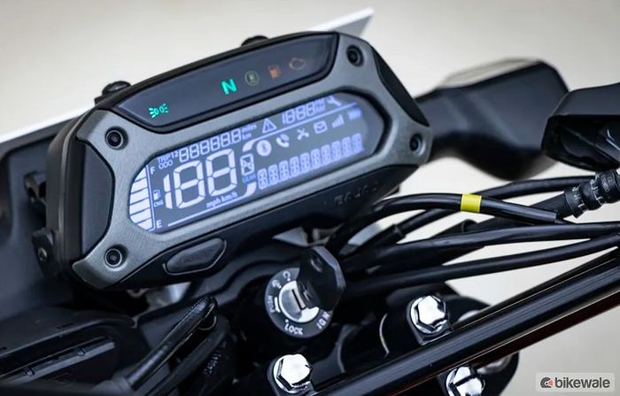 tampilan panel instrumen Bajaj Freedom 125