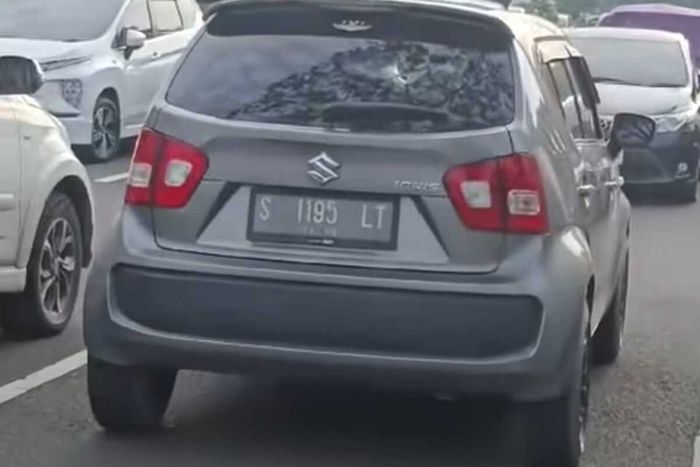 Suzuki Ignis berpelat nomor S 1195 LT yang memiliki kembaran sama persis di bandara Juanda, mulai warna sampai pelat nomor