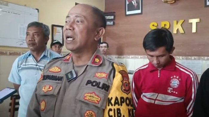 Berjaket merah, salah satu oknum ojek pangkalan (opang) yang melakukan pungli modus jasa pengawalan bus pariwisata di kawasan Cikutra, kota Bandung