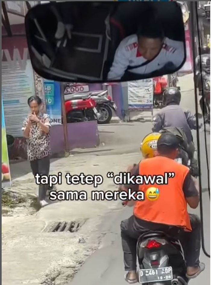 Dua oknum ojek pangkalan (opang) memaksa beri jasa pengawalan ke bus pariwisata di kawasan Cikutra, kota Bandung, Jawa Barat