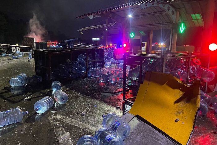 Kondisi pasca kecelakaan maut truk pengangkut galon air mineral menabrak lima mobil dan gerbang tol Ciawi 2, Bogor, Jawa Barat
