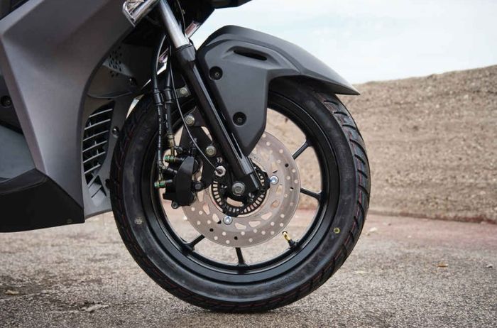 Sensor ABS terlihat tertanam di cakram depan