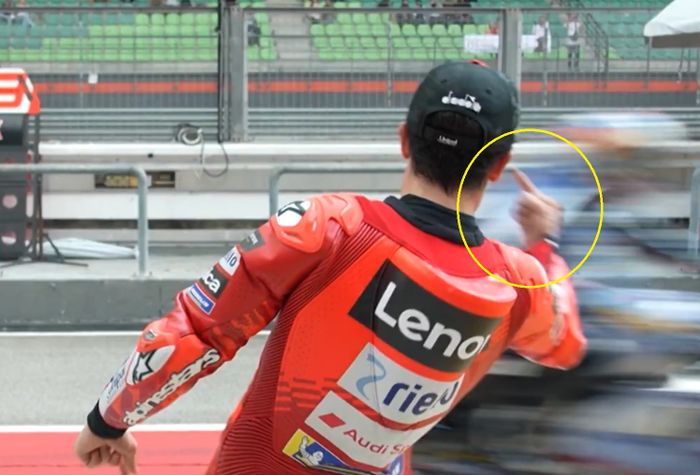 Marc Marquez acungkan jari tengah saat tes MotoGP Sepang