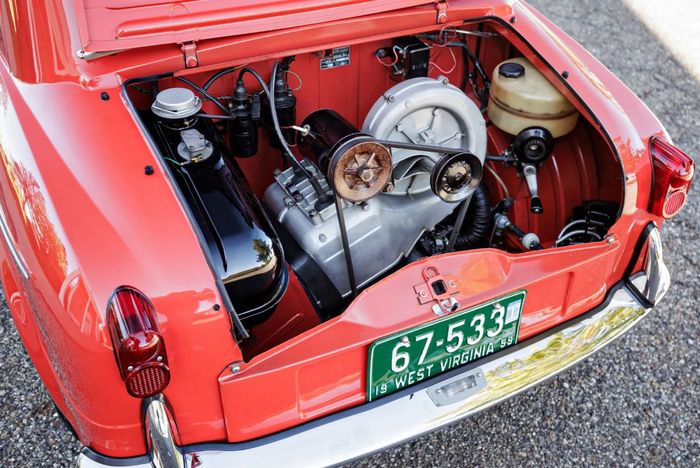 mesin Vespa 400 ditempatkan di belakang