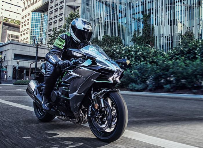 tampilan Kawasaki Ninja H2 saat dikendarai