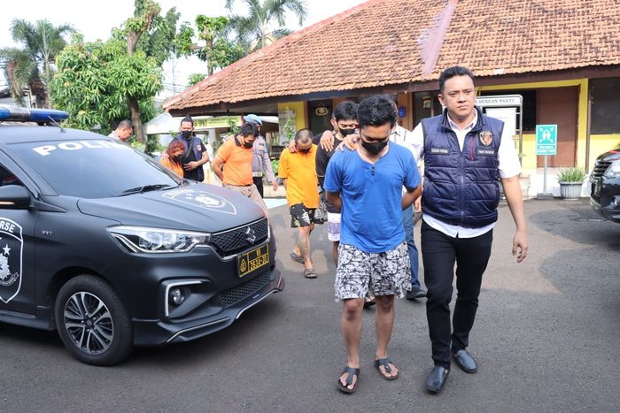 Polsek Palmerah, Jakarta Barat, berhasil mengamankan 5 (lima) orang yang terlibat dalam kasus pencurian kendaraan bermotor (curanmor)