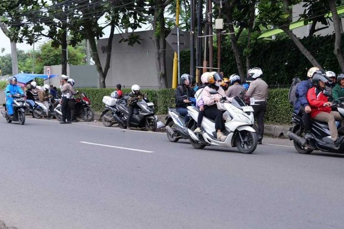 Razia Lalu Lintas Polisi di Jalan Raya Kopo-Katapang, Kabupaten Bandung, Jawa Barat, Senin (10/2/25)