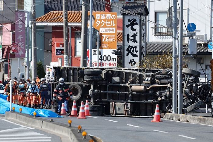 Tim SAR berhasil menarik keluar bodi truk yang terperosok masuk lubang besar atau sinkhole di Kota Yashio, Prefektur Saitama, Jepang, Rabu (29/1/2025).