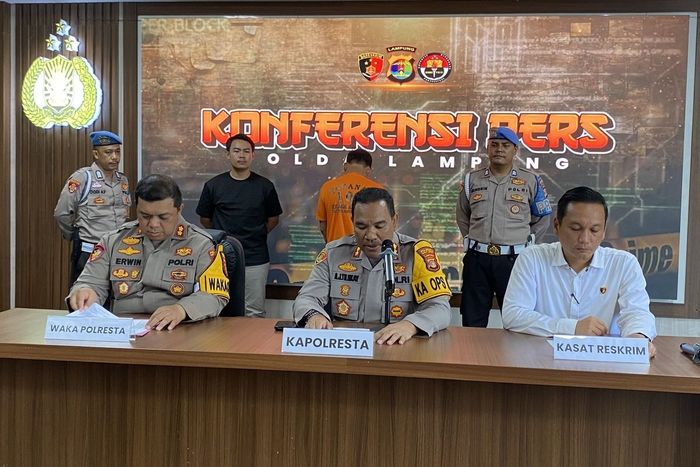 Konferensi Pers penusukan kondektur bus Damri bernama Arief Rahman (28) oleh sopir Toyota Fortuner bernama Juriadi (55)