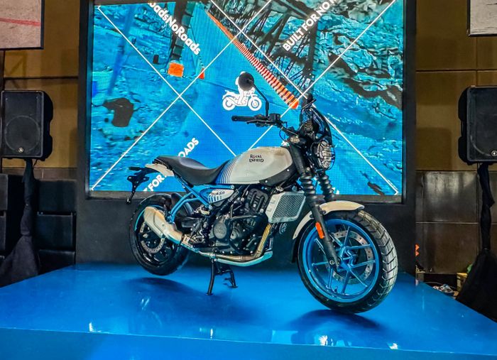 Royal Enfiled Guerrilla 450 bergaya roadster