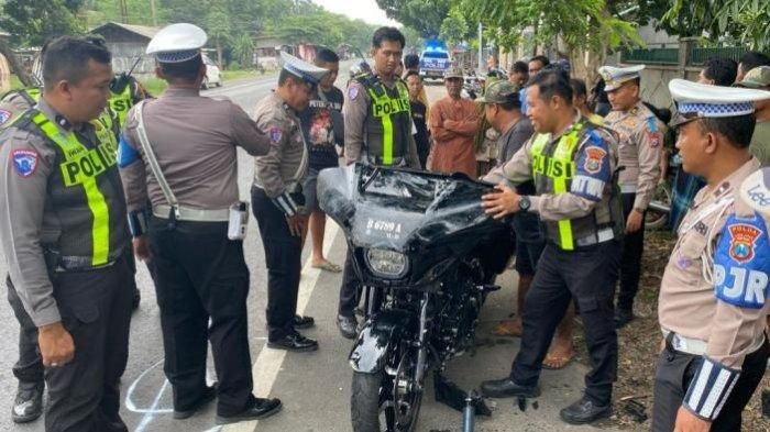 Evakuasi Harley-Davidson Street Glide yang dikendarai Renville Antonio, Bendahara Umum DPP Partai Demokrat  usai kecelakaan maut di Asembagus, Situbondo