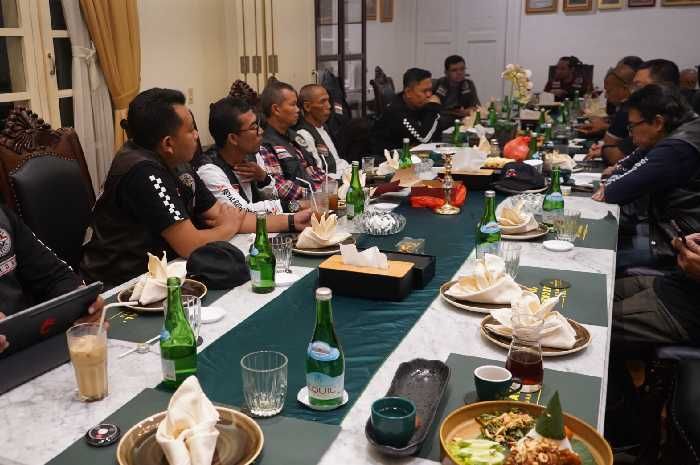 Pencinta motor Royal Enfield yang tergabung dalam Royal Riders Indonesia (RoRi) mengagendakan touring Rock and Ride