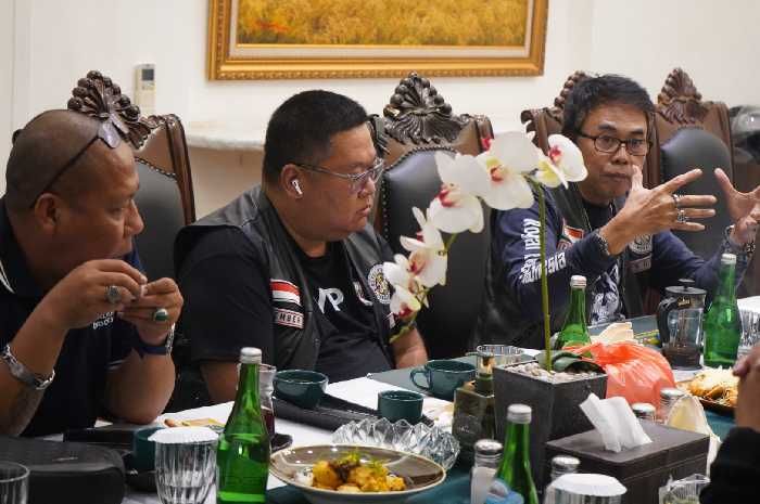 Pencinta motor Royal Enfield yang tergabung dalam Royal Riders Indonesia (RoRi) mengagendakan touring Rock and Ride