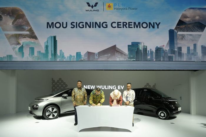 Penandatangan MoU Wuling, PLN dan Haleyora Power 