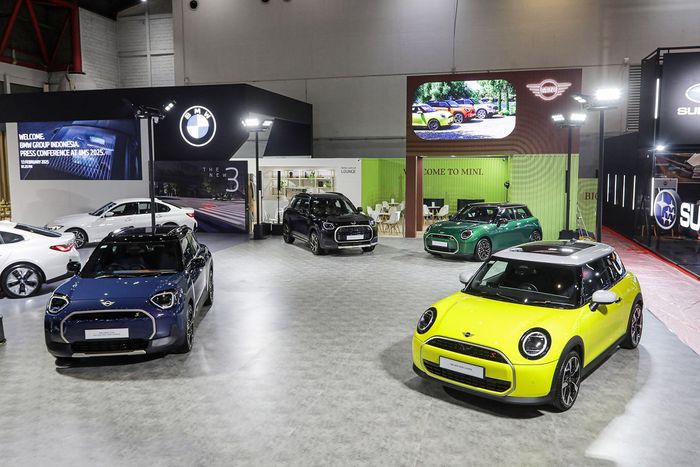Booth MINI di IIMS 2025 berdampingan dengan BMW
