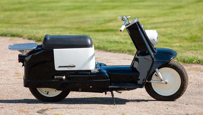 Bentuknya khas skuter klasik yang berbodi panjang