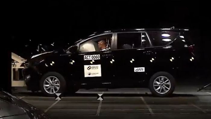 sejumlah perangkat keselamatan pada unit tes tetap diaktifkan untuk mengukur skor teknologi keselamatan