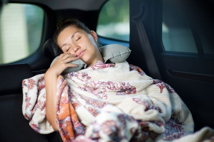 Ilustrasi tidur di mobil dengan ac menyala, bahaya tidur di mobil dengan ac menyala. (Shutterstock/Slava Dumchev)  