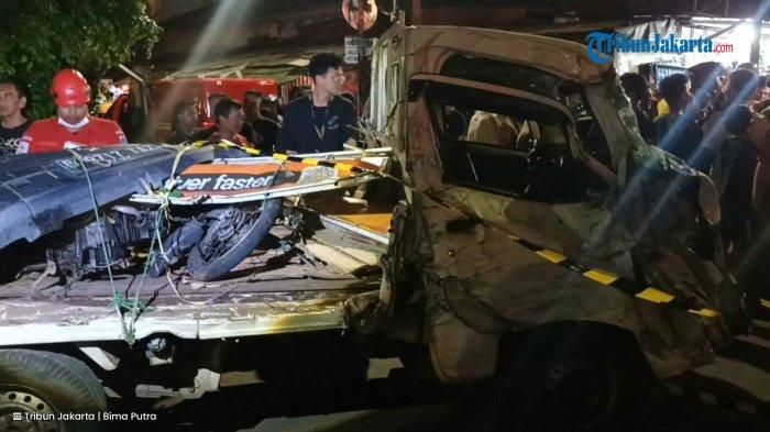 Kondisi Suzuki Carry dan motor yang dievakuasi di atas bak usai menemper KA barang di perlintasan Stasiun Pondok Jati, Matraman, Jakarta Timur