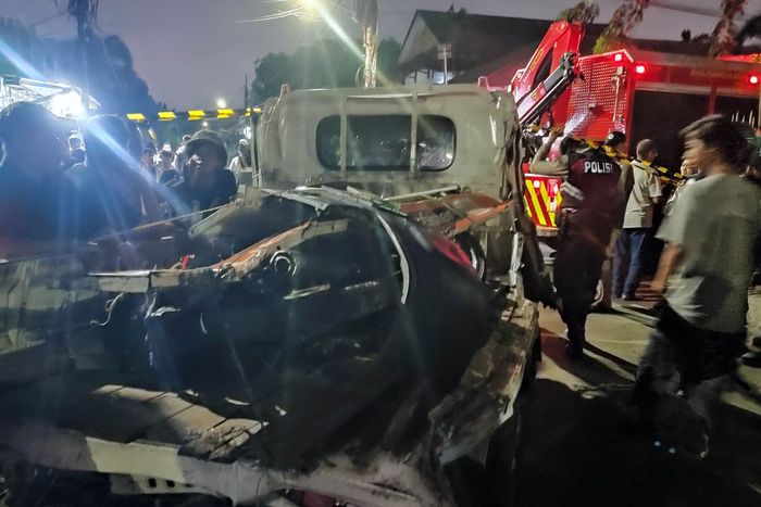 Evakuasi Suzuki Carry dan motor yang tertemper KA Barang di perlintasan Stasiun Pondok Jati, Matraman, Jakarta Timur