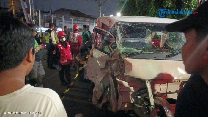 Evakuasi Suzuki Carry yang menemper KA Barang di perlintasan Stasiun Pondok Jati, Matraman, Jakarta Timur
