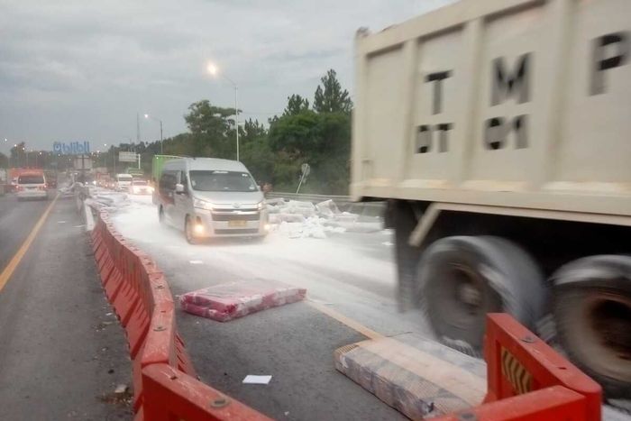 Muatan putih tumpah ke ruas Tol Cipularang