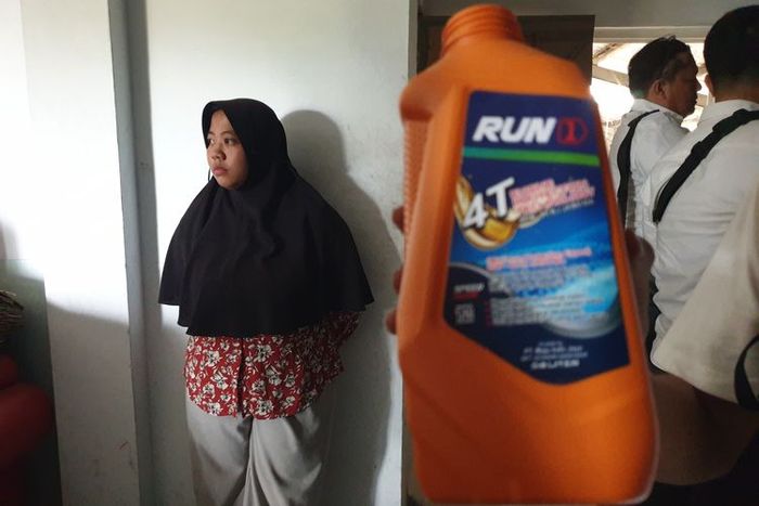 Yuli tidak tahu selama dua minggu bekerja menjadi admin gudang penyimpanan oli palsu di Kompleks Harmoni Warehouse No 8K, Percut Sei Tuan, Deli Serdang, Sumatera Utara