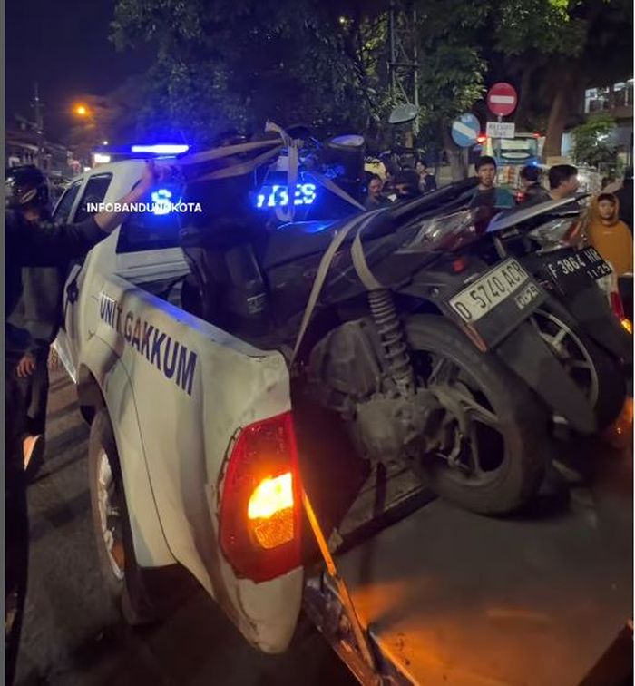 Honda BeAT dan Yamaha Mio yang terlibat kecelakaan beruntun di depan terminal Cicaheum, Kiaracondong, kota Bandung dievakuasi Unit Gakkum Satlantas Polrestabes Bandung