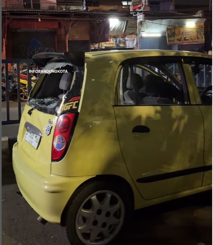 KIA Visto yang terlibat kecelakaan beruntun di depan terminal Cicaheum, Kiaracondong, kota Bandung