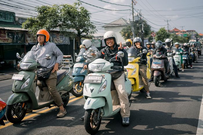 Acara pembukaan dimeriahkan tur anggota komunitas TVS Callisto dan TVS Ronin