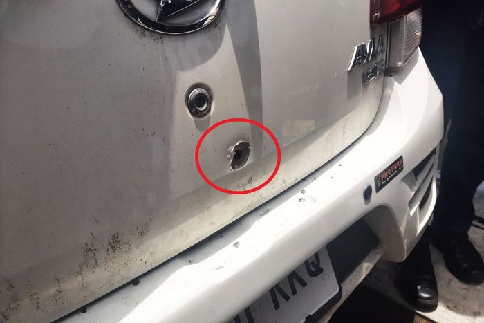 Dalam lingkaran merah, lubang bekas tembakan Polisi yang bersarang di pintu bagasi Daihatsu Ayla para komplotan penggelapan mobil rental di Sleman, Yogyakarta