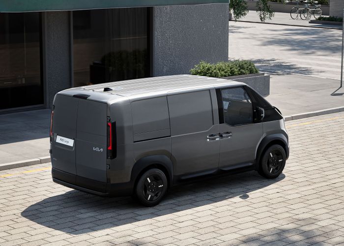 Kia PV5 Cargo memiliki pintu bagasi barn door.