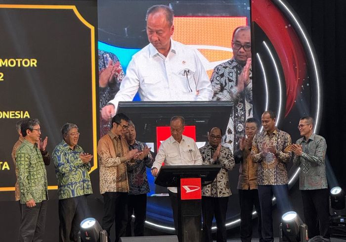 Penandatanganan prasasti oleh Menteri Perindustrian Republik Indonesia, Agus Gumiwang Kartasasmita sebagai tanda peresmian pabrik perakitan kendaraan bermotor, Karawang Assembly Plant 2 di PT Astra Daihatsu Motor, Jawa Barat