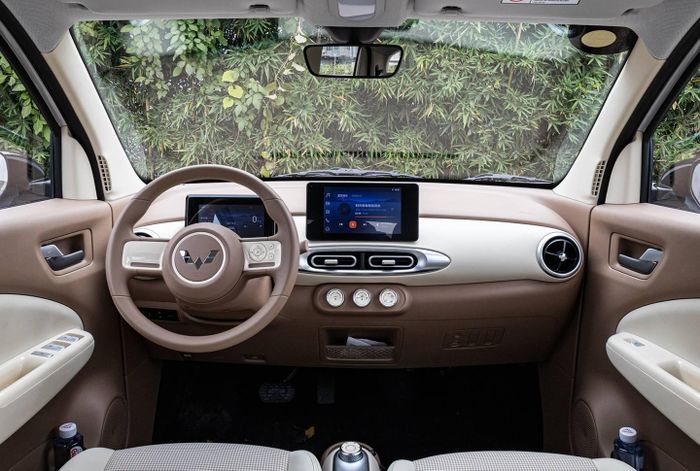 Interior Wuling Hongguang Mini EV 5 door.